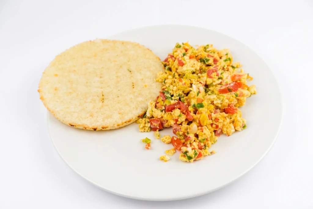 Huevos Pericos y Arepa Mantequilla