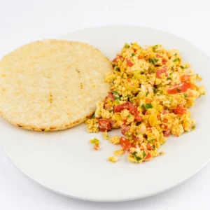 Huevos Pericos y Arepa Mantequilla